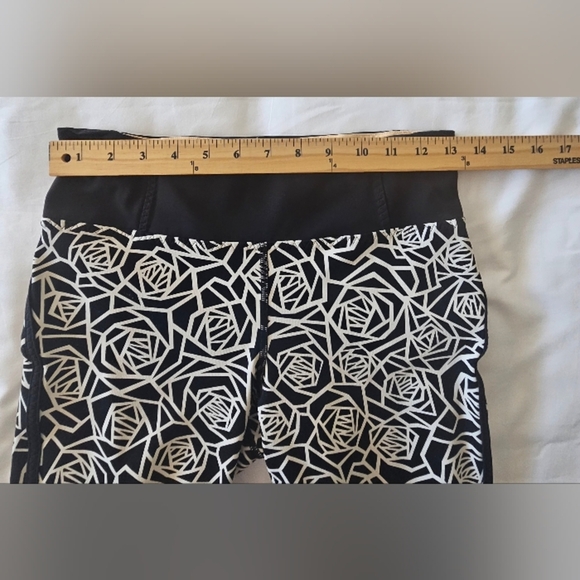 Lululemon Real Quick Crop Leggings – Size 6 – Posey Black/White - Picture 4 of 13
